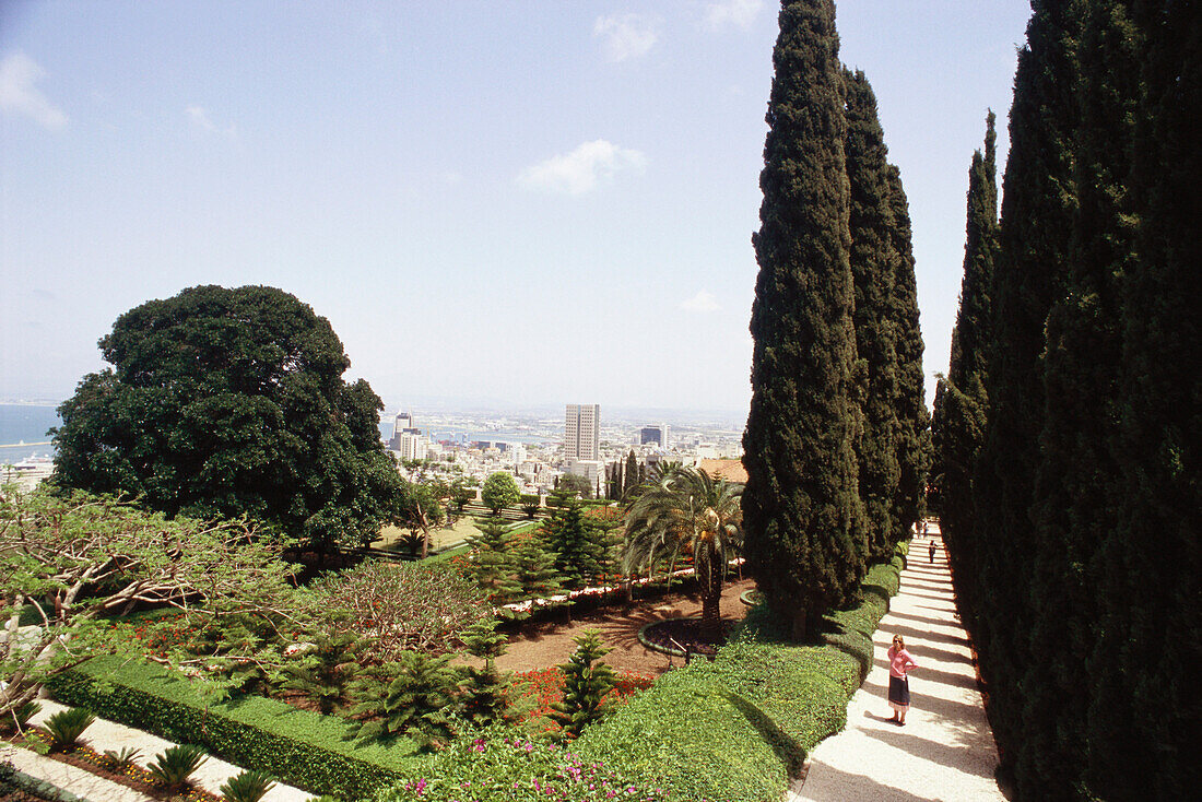 Tourists in Bahai Tempel and surrounding Bahai Gardens, Haifa, Israel