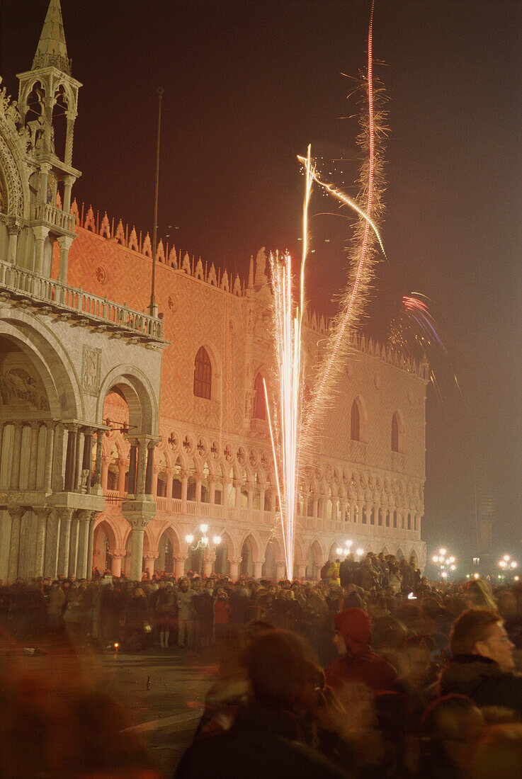 Silvesterabend auf Markusplatz, Venedig, Italien