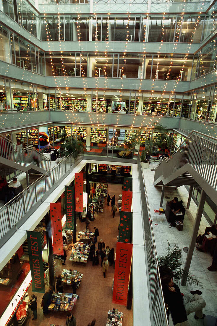 Innenansicht, Dussmanns Buchhandel mit Weihnachtsbeleuchtung, Berlin, Deutschland