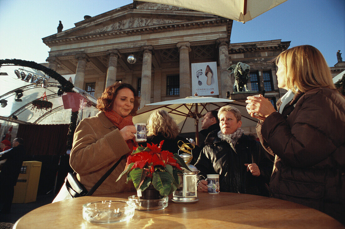 Frauen trinken Glühwein, Weihnachtsmarkt. Weihnachten, Gendarmenmarkt, Berlin, Deutschland