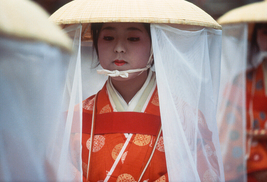 Ein Mädchen,jung Frau bei einer Zeremonie, Folklore, Japan