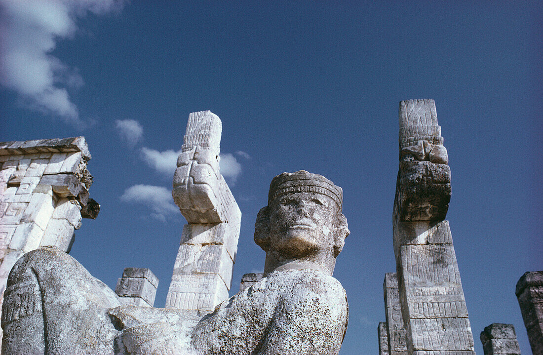 Tempelruine und Statuen, Mexiko