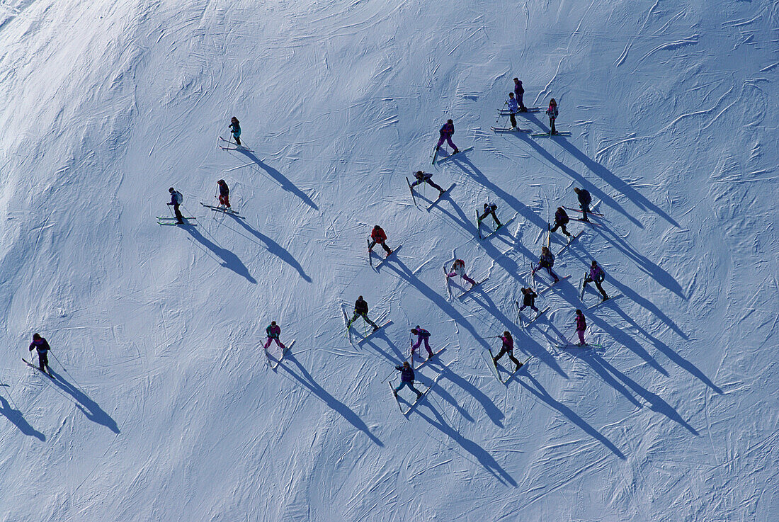 Skifahrer auf der Piste, Skigebiet am Weisshorn, Arosa, Graubünden, Schweiz