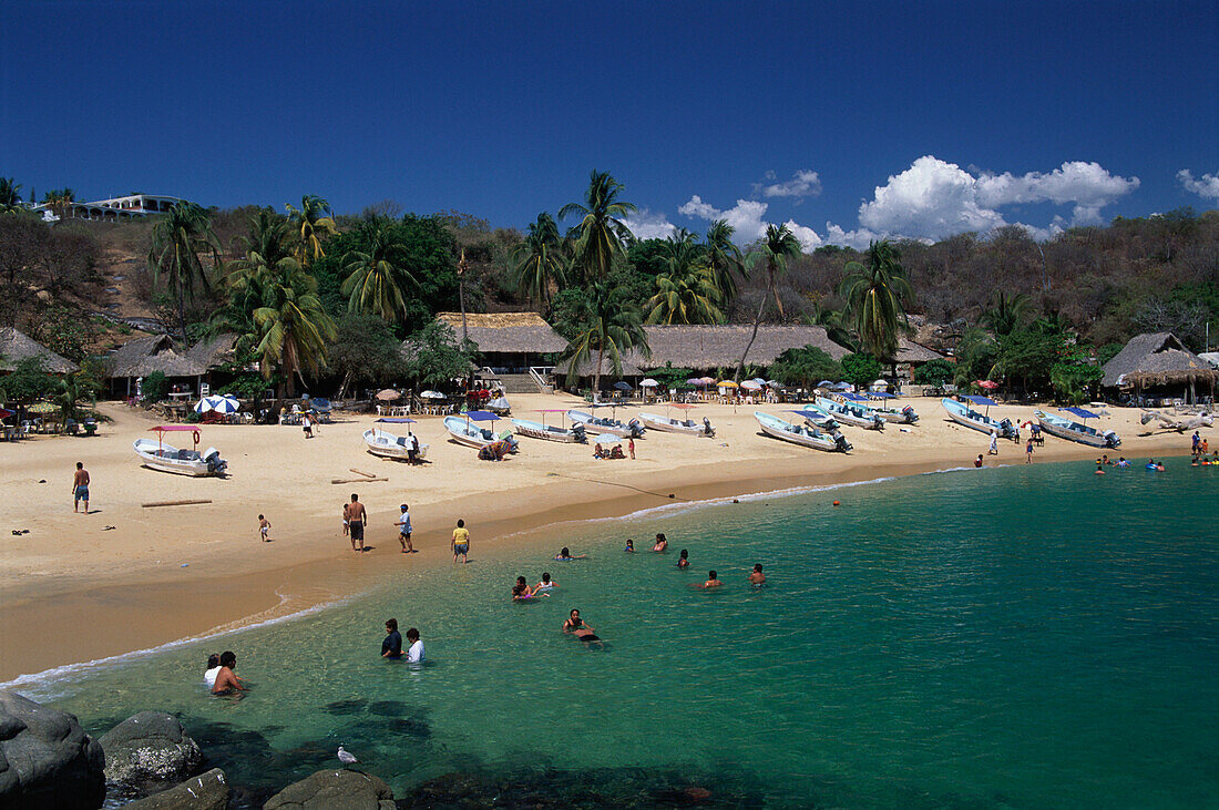 Leute am Strand, Strandszene, Playa Angelita, Puerto Escondido, Oaxaca, Mexiko, Amerika