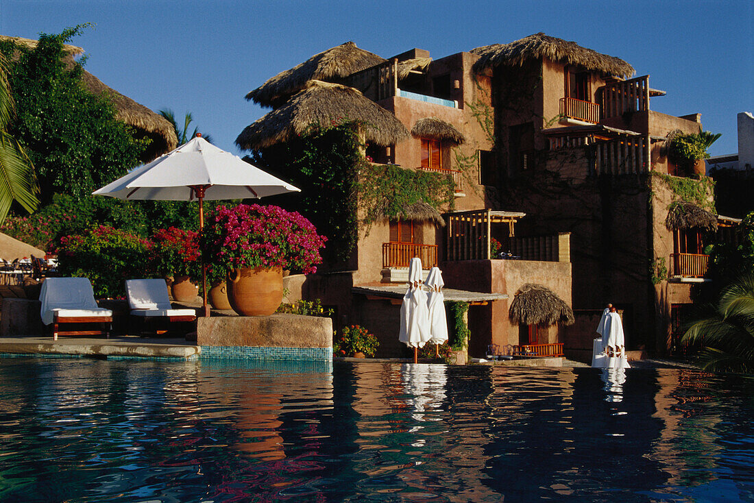 Kleines Luxus Hotel und Spiegelung im Wasser, La Casa que canta Zihuatanejo, Guerrero, Mexiko, Amerika