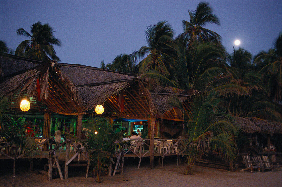 Betos Strand Restaurant im Mondlicht, Pie de la Cuesta, bei Acapulco, Mexiko, Amerika