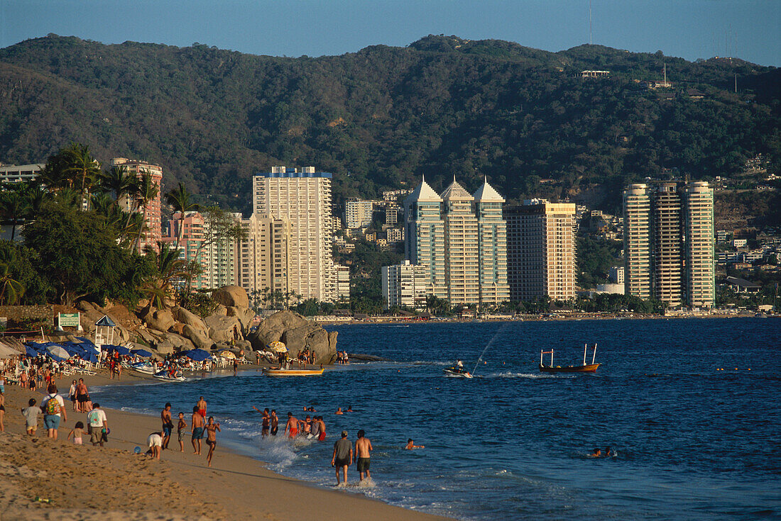 Strand mit Hochhäuser im Hintergrund, Playa Condesa, Acapulco, Mexiko