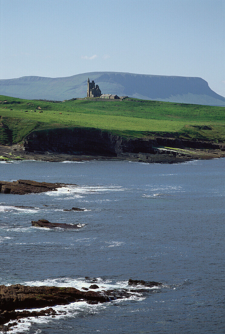 Parkes Castle am Lough Gill mit Ben Bulben, bei Silgo, County Leitrim, Irland