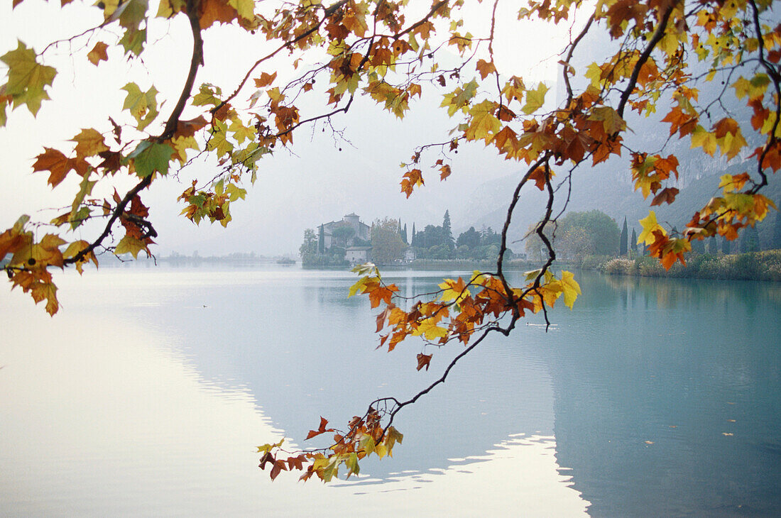 Toblino See und Schloss, Sarche Tal, Trentino, Italien