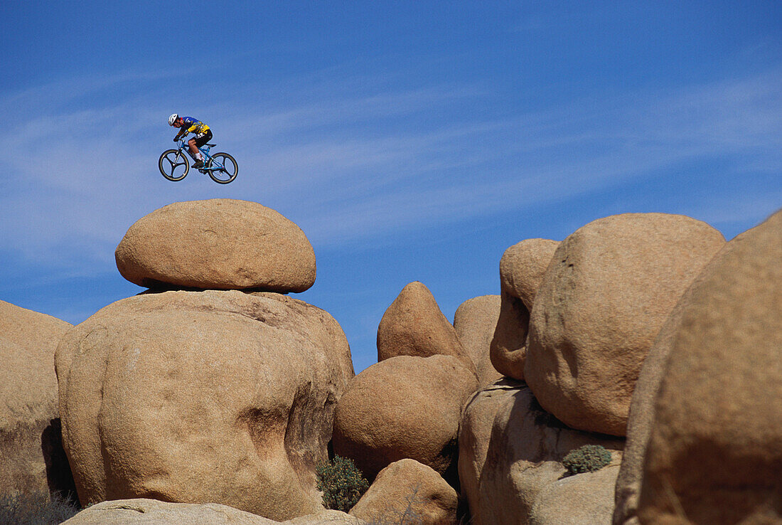 Extrem Mountainbiken, Mountainbiker in der Luft, Felsen, Felsenlandschaft, Sport