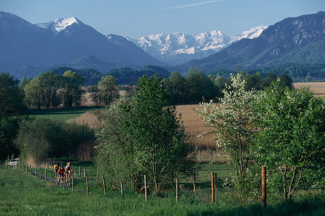 Mountainbiker im Fünfseenland, Bayern, Deutschland