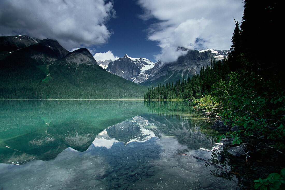 Emerald See mit Spiegelung, Yoho Nationalpark, President Range Mountains, British Columbia, Kanada