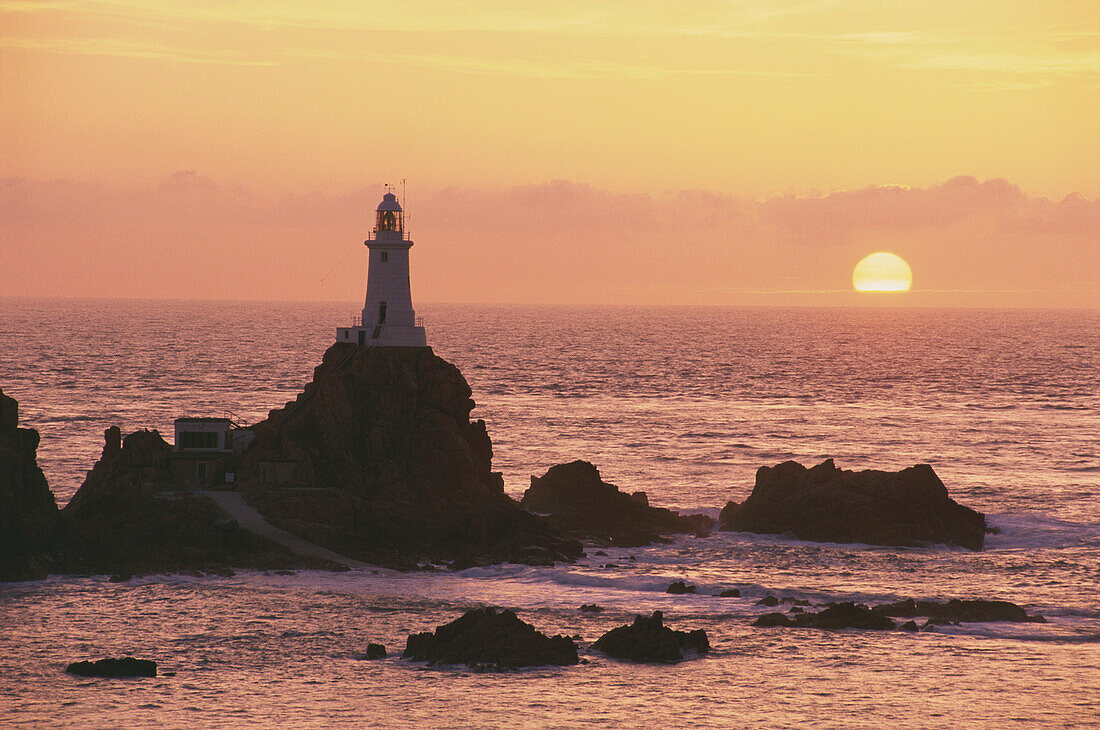 Corbière Leuchtturm bei Sonnenuntergang, Jersey, Kanalinseln, Großbritannien