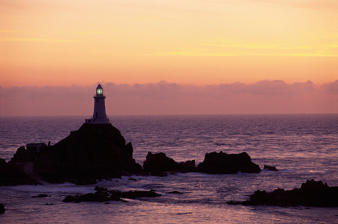 Corbière Leuchtturm bei Sonnenuntergang, Jersey, Kanalinseln, Großbritannien