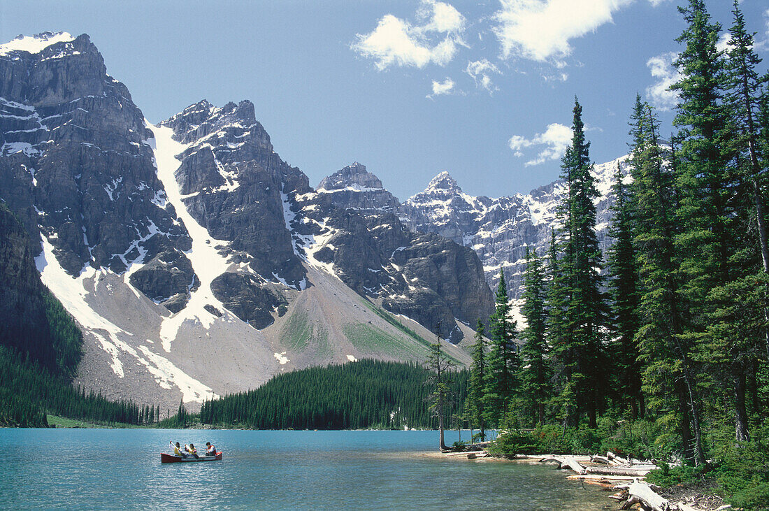 Ein Boot auf dem See, Moraine Lake, Ten Summits, Rocky Mountains, Alberta, Kanada