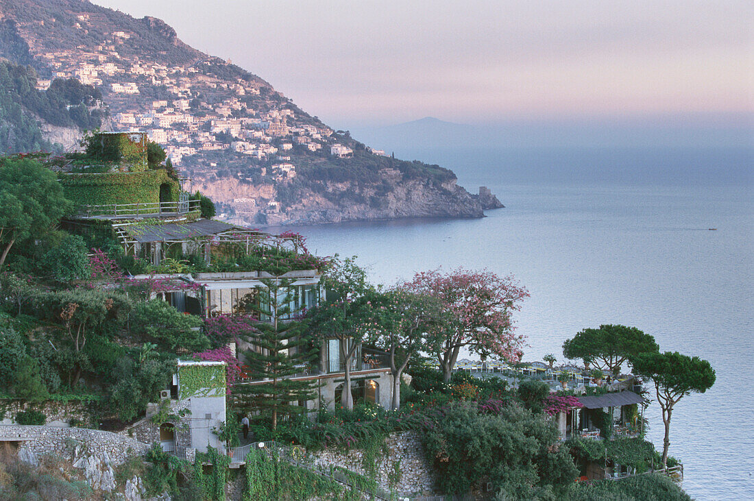 Hotel San Pietro, dahinter Praiano, Amalfiküste, Kampanien, Italien