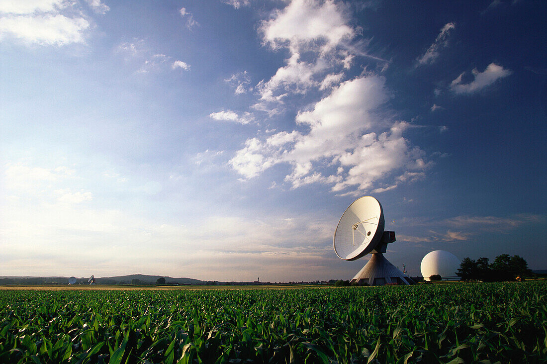 Erdfunkstelle Raisting, Bodenstation für die Kommunikation mit Nachrichtensatelliten, Fünf-Seen-Land, Bayern, Deutschland