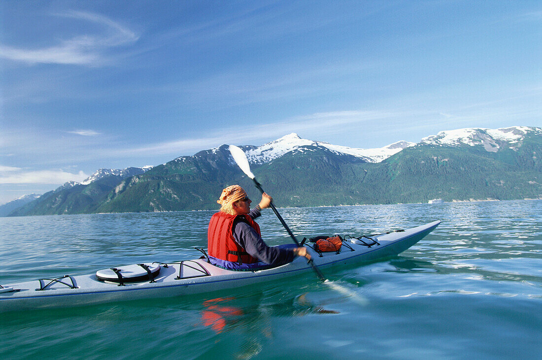 Ein Kajakfahrer im Kajak im Chilkoot Inlet bei Haines, Alaska, USA