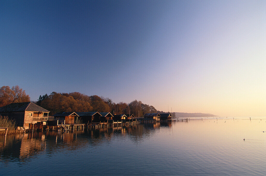 Bootshäuser bei Percha am Starnberger See, Bayern, Deutschland