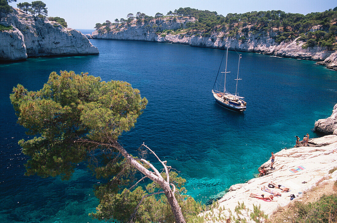 Landschaft mit Felsenküste und Boot, Calanque de Port-Miou, Côte d'Azur, Provence, Frankreich