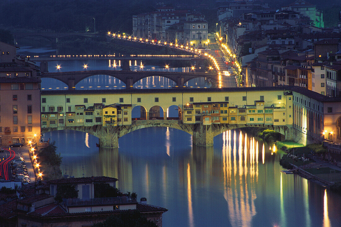 Ponte vecchio and Arno, Florence, Tuscany, Italy