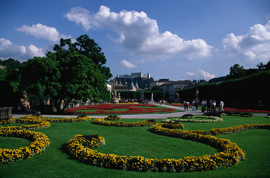 Touristen im Mirabellgarten, Schloss Mirabell, Festung Hohensalzburg, Salzburg, Österreich