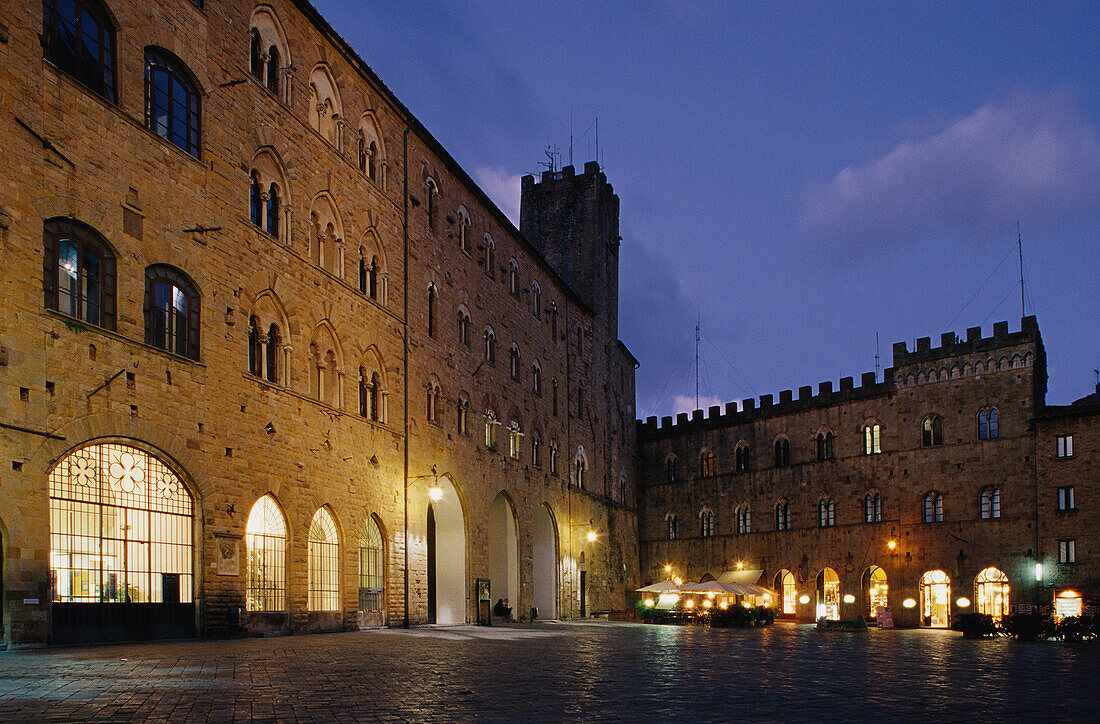 Piazza dei Priori, Rathausplatz, Volterra, Toskana, Italien