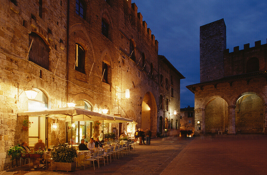 Straßencafé, Piazza Duomo, San Gimignano, Toskana, Italien