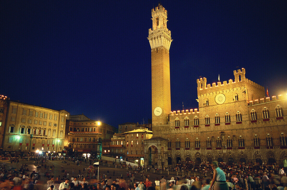 Piazza del Campo nach dem Palio, bei Nacht, Palazzo Pubblico, Siena, Toskana, Italien