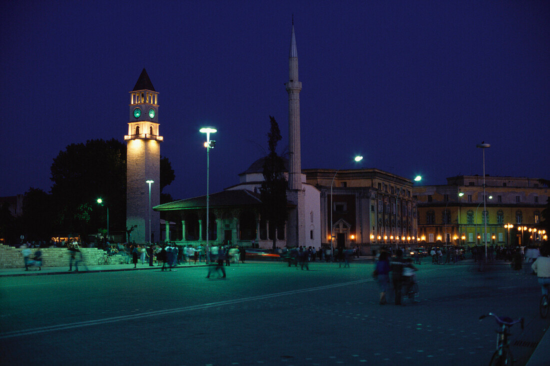 Nacht am Skanderbeg Platz, Et'hem-Bey-Moschee im Hintergrund, Tirana, Albanien