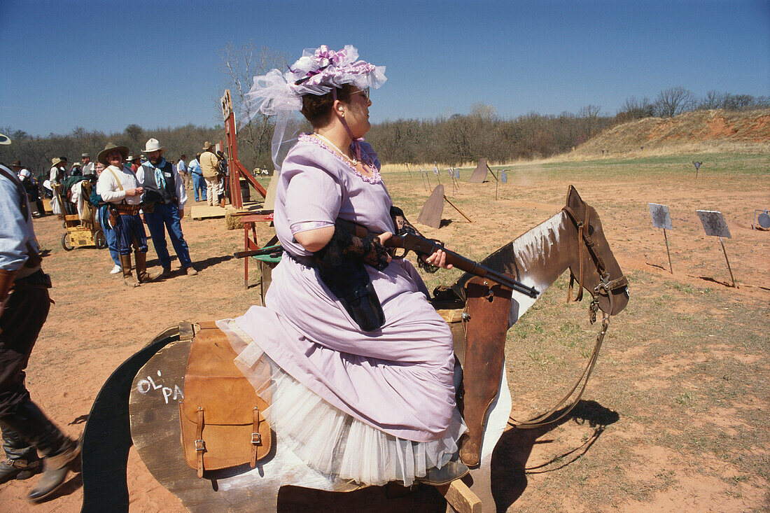 Cowboy Schießen, Arcadia bei Route 66, Oklahoma, USA