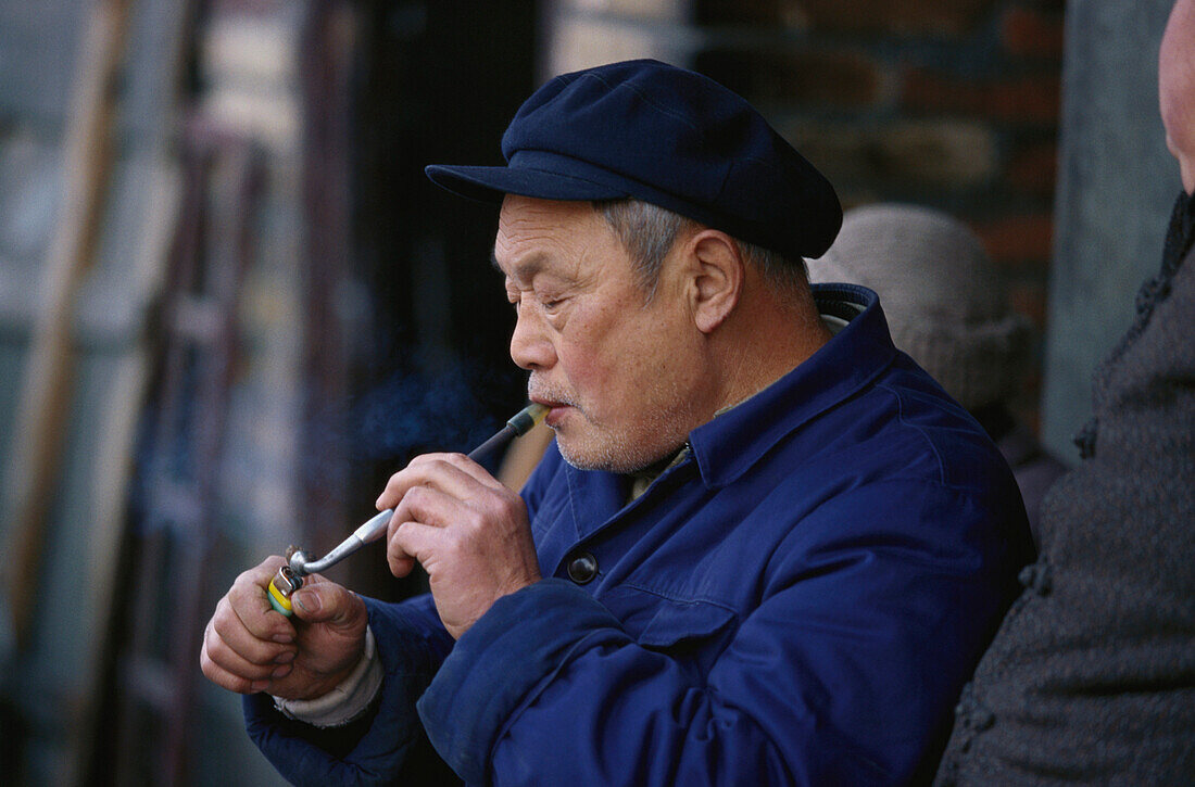 Alter Mann raucht Pfeife, Einheimischer, Chengdu, China