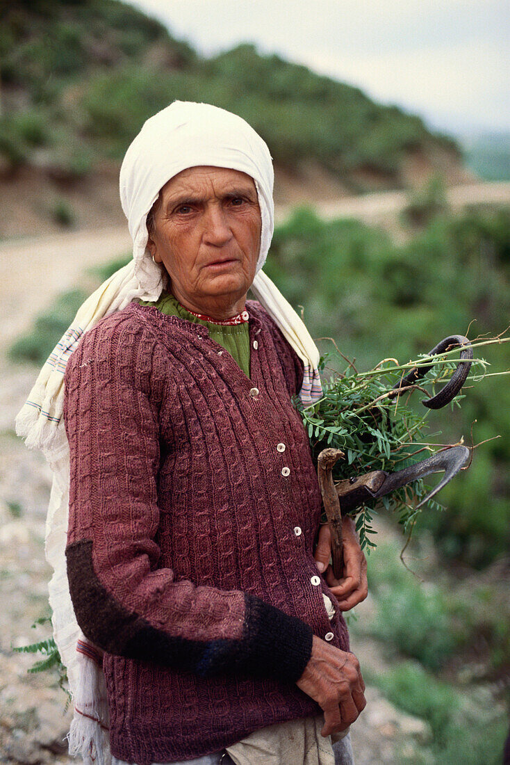 Ein einheimische Frau, Bergbäuerin, Bäuerin, Gebirge, Albanien