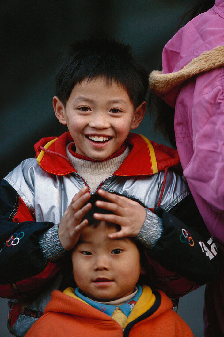 Kinder in Chengdu, Bruder und Schwester, China