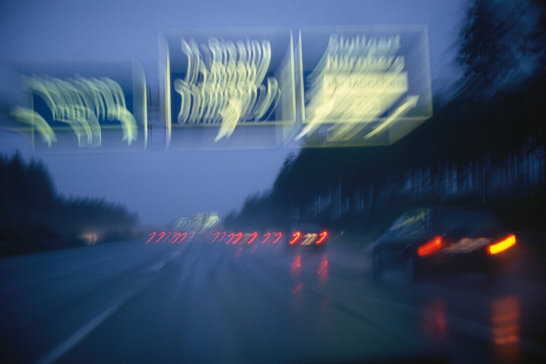 Ein Autobahn in der Dämmerung, Deutschland