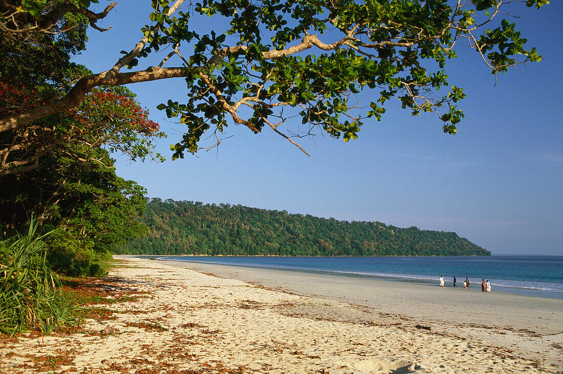 Leute am Strand, Havelock Islands, Andamanen, Indien