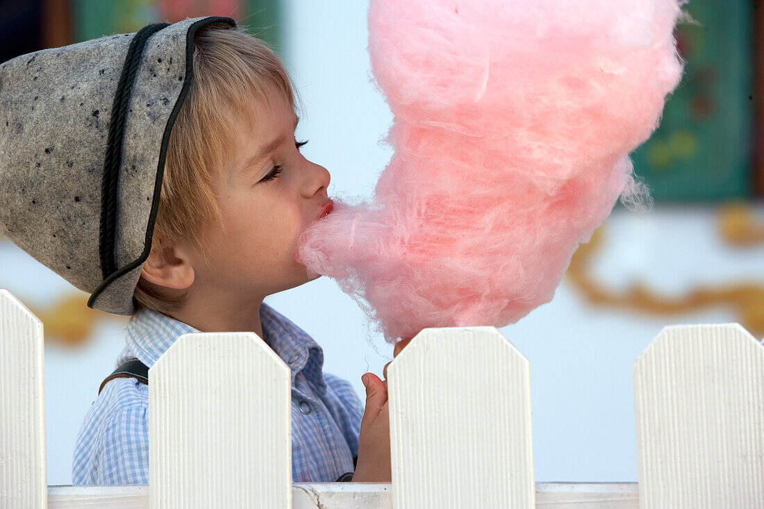 Junge (3-4 Jahre) isst Zuckerwatte