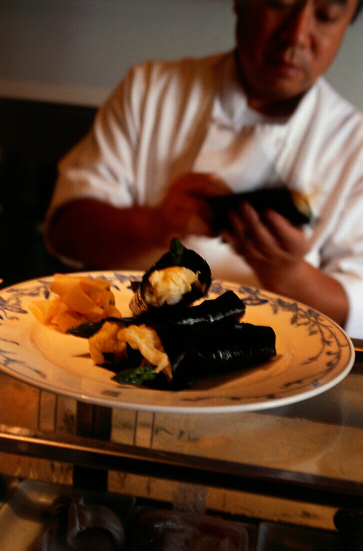 Koch fertigt Temaki Sushi, Restaurant Matsuhisa, Beverly Hills, Los Angeles, Kalifornien, USA