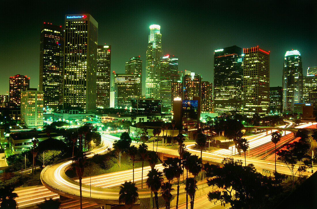 Downtown L.A. mit Highway 110 bei Nacht, Los Angeles, Kalifornien, USA