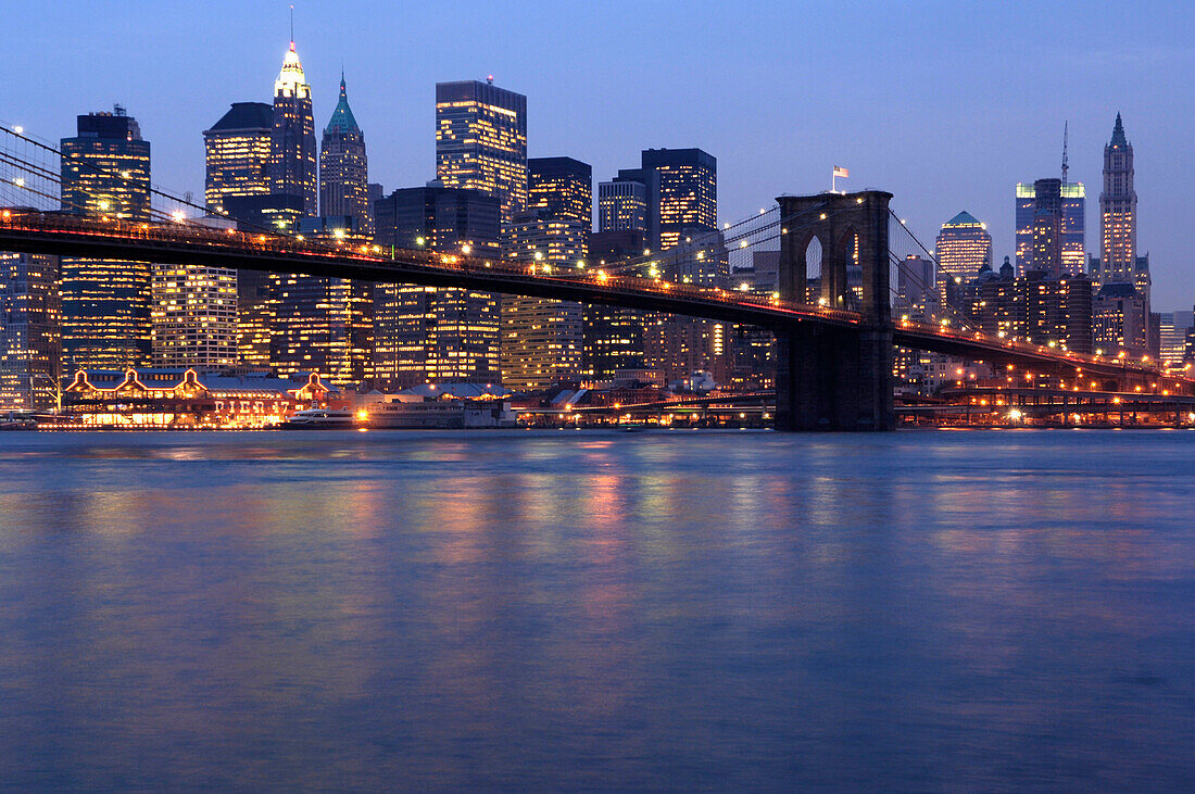 Blick auf Manhattan Skyline und Brooklyn Bridge, Manhattan, New York City, New York, USA