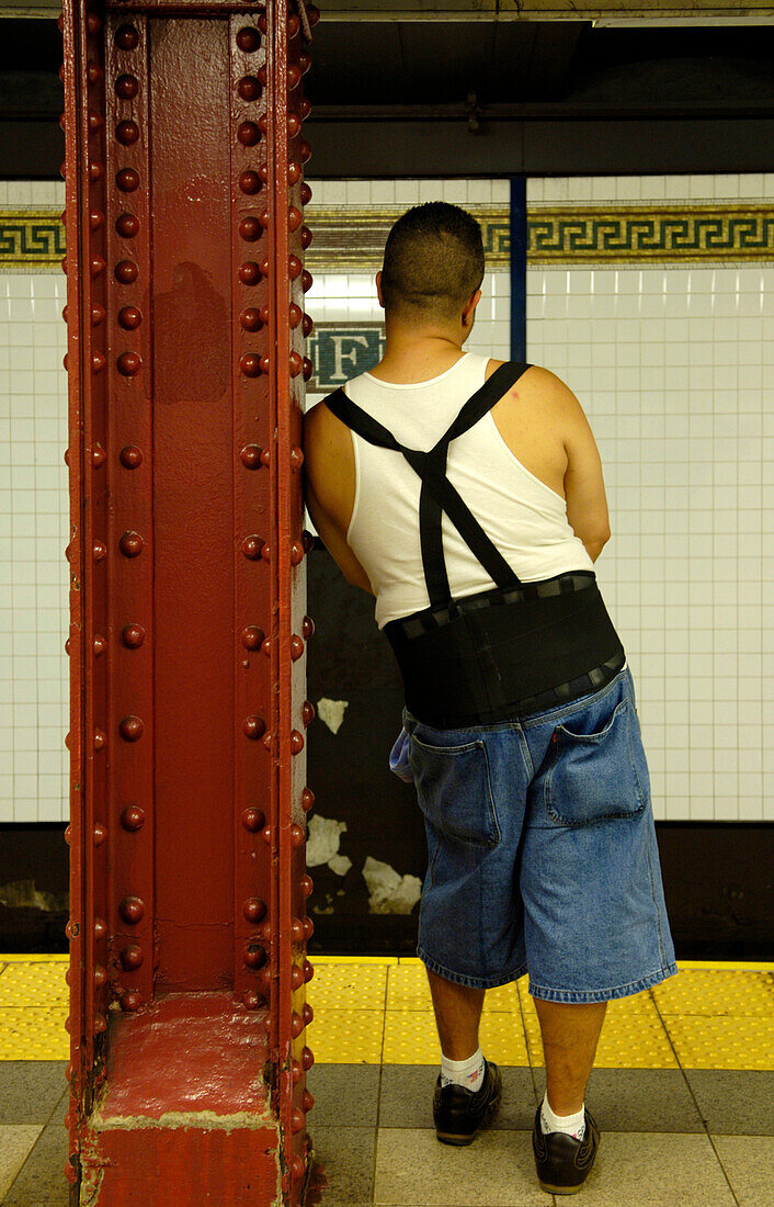 Mann wartet am Bahnsteig, New York City Subway, New York City, New York, USA