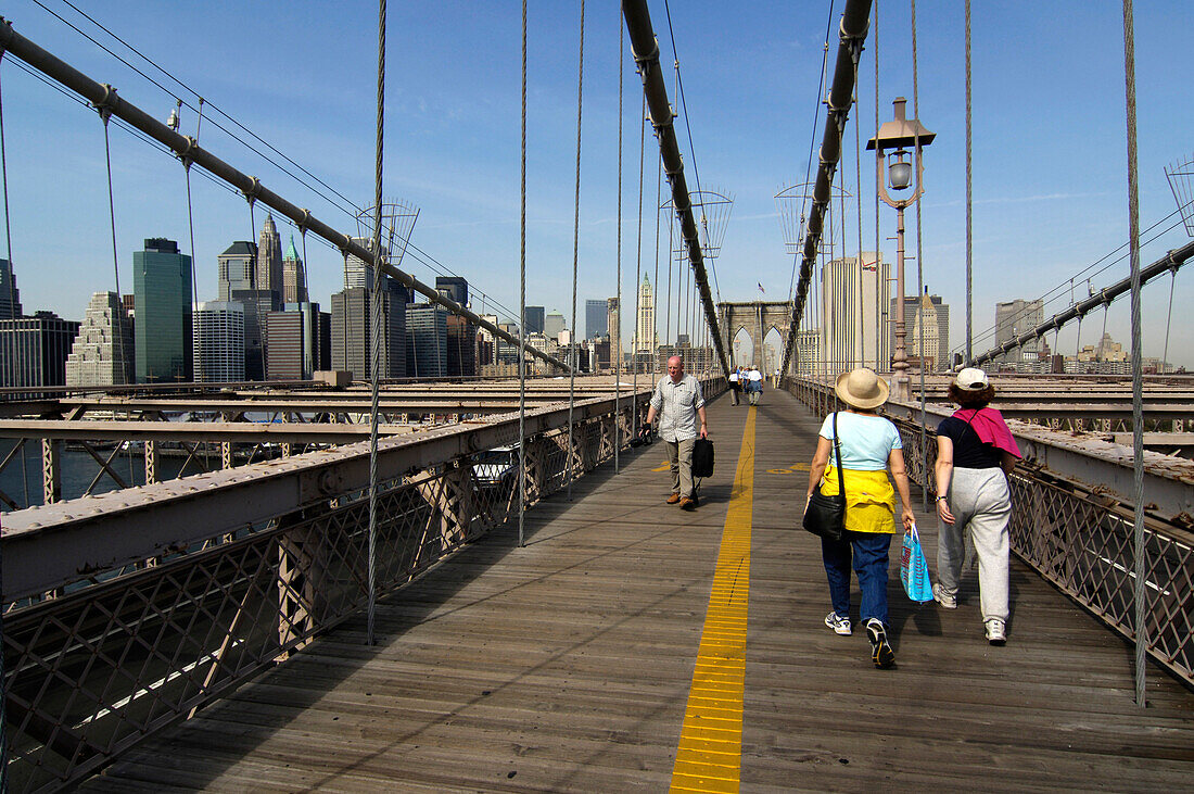 Fußgänger auf Brooklyn Bridge, Manhattan Skyline im Hintergrund, New York City, New York, USA
