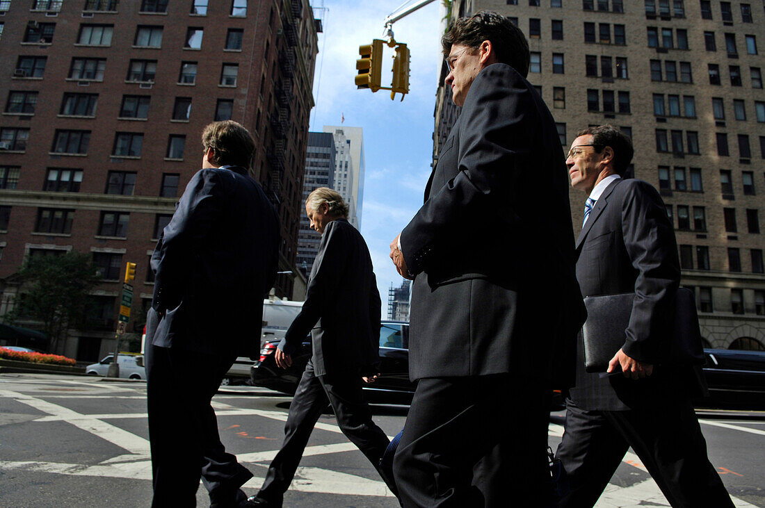 Geschäftsleute überqueren die Strasse, Manhattan, New York City, New York, USA, Amerika
