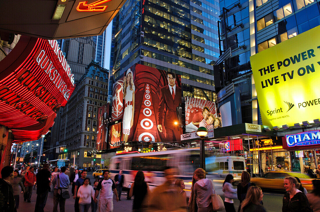 Menschen am Times Square bei Nacht, New York City, New York, USA