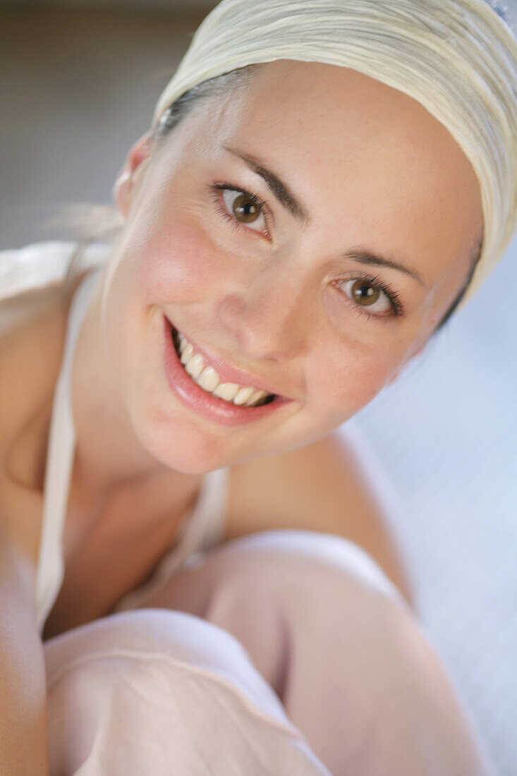 Portrait einer jungen Frau, lächelnd, München, Deutschland