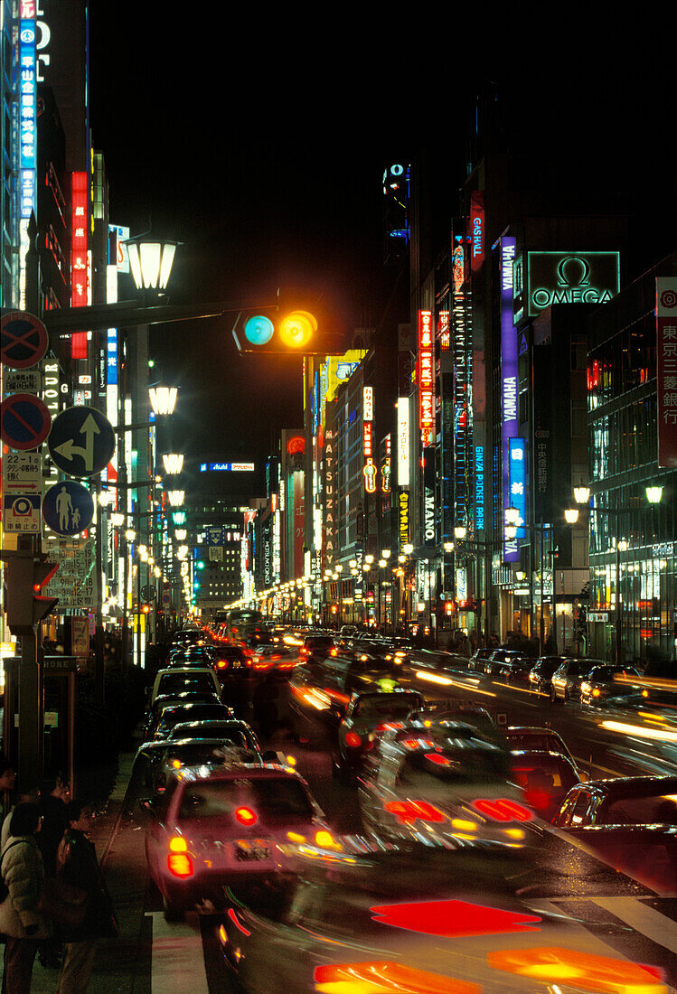 Tokio bei Nacht, Ginza, Neonreklamen Straßenverkehr, Japan