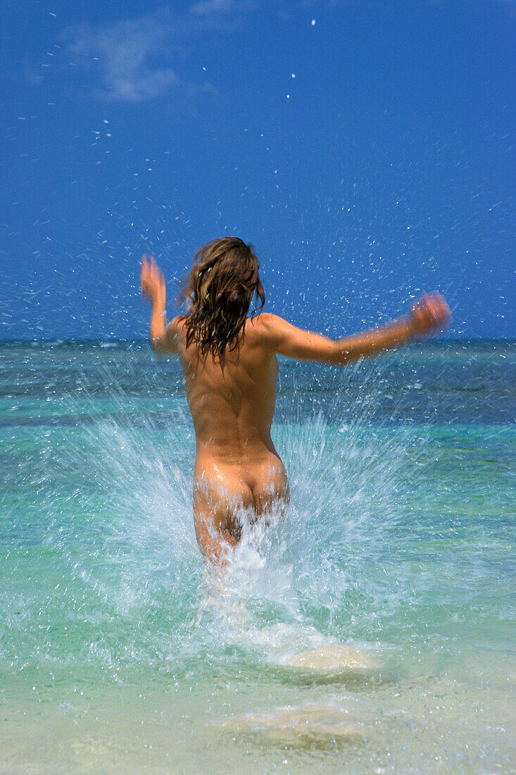 Beautiful Naked Woman Running On Beach Foto stock 59318209