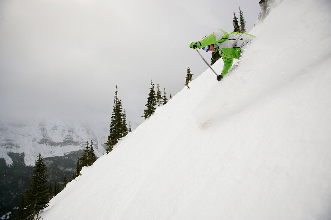 Skifahrer auf der Piste, Castle Mountain Skigebiet, Alberta, Kanada