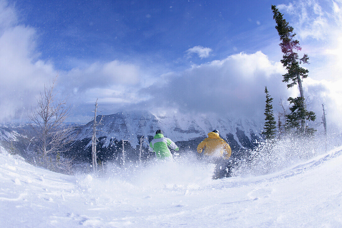 Zwei Skifahrer auf der Piste, Castle Mountain Skigebiet, Alberta, Kanada