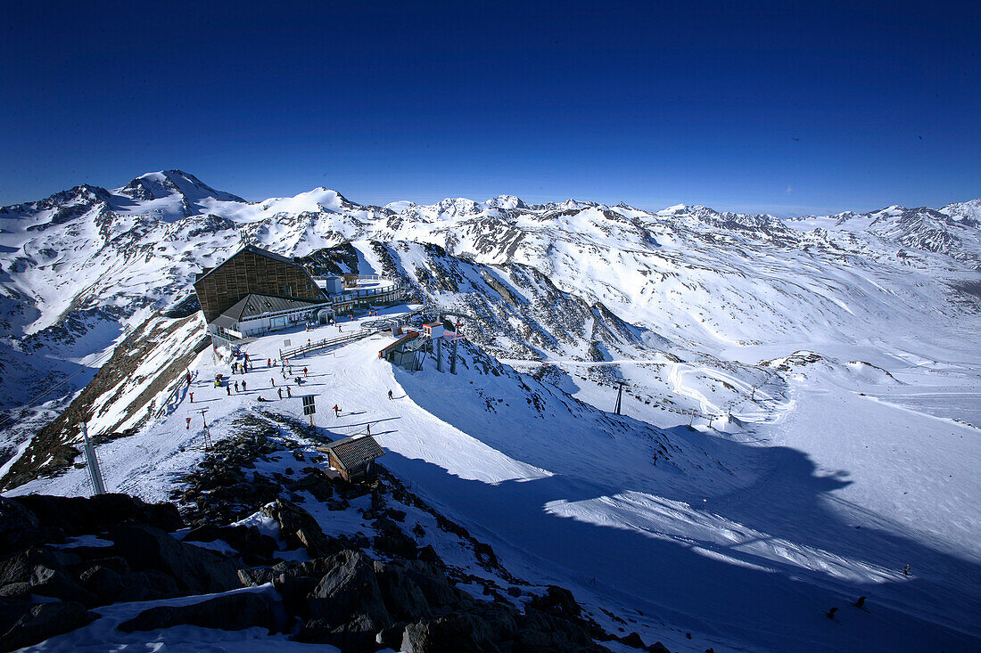 Panorama mit Bergstation und Gletscherbahn, Schnalstal, Südtirol, Italien